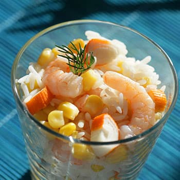 Salade de riz aux crevettes et surimi