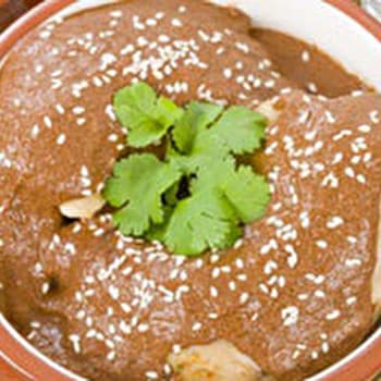 Mole poblano : sauce épicée au cacao pour le poulet