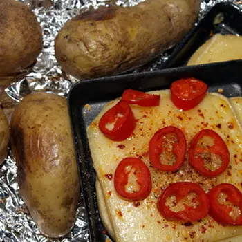 Raclette à la tomate, poivron et jambon