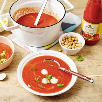 Soupe de tomates garnie de mozzarella