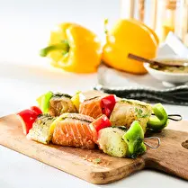 Votre poissonnier propose, Brochette de lieu noir, saumon, cabillaud, poivrons, thym et citron