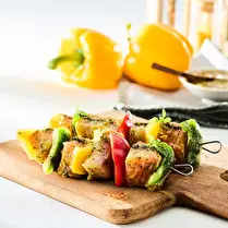 Votre poissonnier propose, Brochette de saumon, cabillaud, poivrons, marinade thym et citron