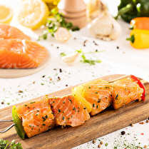 Votre poissonnier propose, brochette de saumon poivron marinade ail et fines herbes