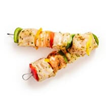 Votre poissonnier propose, BROCHETTE SAUMON LIEU NOIR CABILLAUD POIVRON AIL FINES HERBES