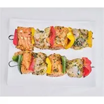 Votre poissonnier propose, BROCHETTE DE LIEU NOIR,POIVRONS,SAUMON MARINÉE INDIENNE