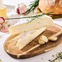 Fabriqué dans nos ateliers, Brie fourré ail et fines herbes